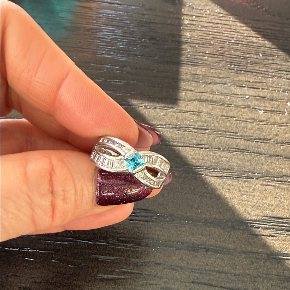 Elegant Silver Ring with Blue Gemstone - Picture 3 of 4